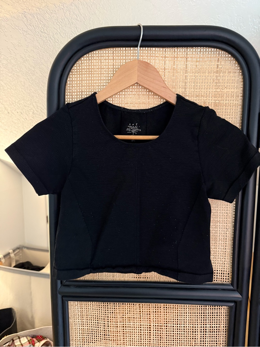 Athleta Women’s Short Sleeved Crop Top Black Small